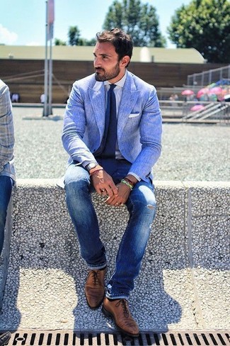 Come indossare e abbinare jeans aderenti blu scuro quando fa caldo in modo smart-casual: Abbina un blazer di lino blu con jeans aderenti blu scuro per un look perfetto per il weekend. Calza un paio di scarpe oxford in pelle marroni per mettere in mostra il tuo gusto per le scarpe di alta moda.