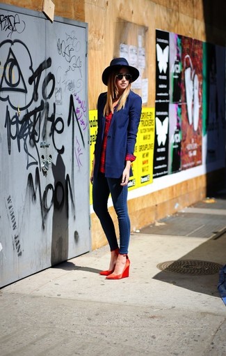 Come indossare e abbinare décolleté con zeppa rossi per una donna di 30 anni: Coniuga un blazer blu scuro con jeans aderenti blu scuro per creare un look raffinato e glamour. Questo outfit si abbina perfettamente a un paio di décolleté con zeppa rossi.