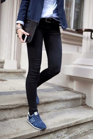 Come indossare e abbinare una pochette nera in primavera 2025: Abbina un blazer blu scuro con una pochette nera per andare a prendere un caffè in stile casual. Questo outfit si abbina perfettamente a un paio di sneakers basse blu scuro. Una magnifica idea per essere cool e trendy anche in primavera.