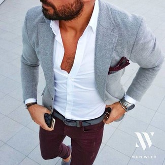 Look alla moda per uomo: Blazer grigio, Camicia elegante bianca, Jeans aderenti bordeaux, Cintura in pelle grigia