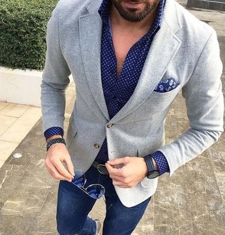 Come indossare e abbinare jeans aderenti blu in modo smart-casual: Indossa un blazer di lana grigio e jeans aderenti blu per un pranzo domenicale con gli amici.