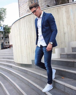 Come indossare e abbinare scarpe sportive in estate 2024 in modo smart-casual: Metti un blazer blu scuro e jeans aderenti blu scuro per un look trendy e alla mano. Indossa un paio di scarpe sportive per un tocco più rilassato. Ecco una eccellente scelta per creare il perfetto outfit estivo.
