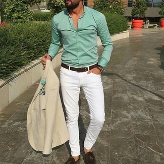 Look alla moda per uomo: Blazer beige, Camicia elegante verde menta, Jeans aderenti bianchi, Mocassini con nappine in pelle marrone scuro