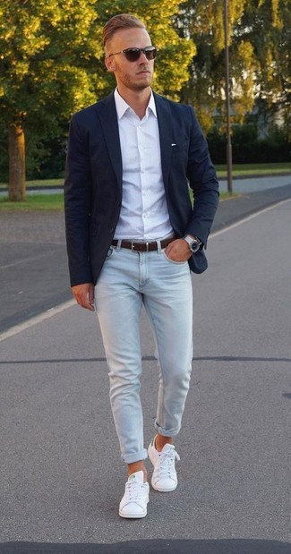 Come indossare e abbinare jeans aderenti azzurri per un uomo di 30 anni in modo smart-casual: Combina un blazer nero con jeans aderenti azzurri per un look trendy e alla mano. Sneakers basse in pelle bianche sono una buona scelta per completare il look.