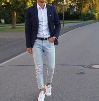 Come indossare e abbinare jeans aderenti azzurri per un uomo di 30 anni quando fa caldo: Opta per un blazer blu scuro e jeans aderenti azzurri per un look trendy e alla mano. Sneakers basse in pelle bianche sono una buona scelta per completare il look.