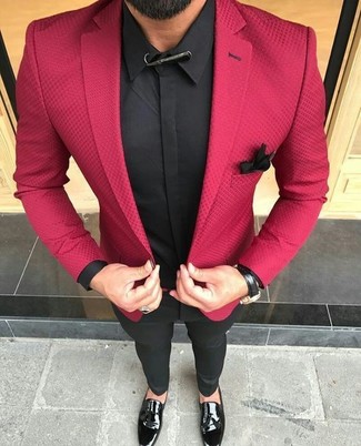 Come indossare e abbinare un blazer rosso con una camicia elegante nera per un uomo di 30 anni: Combina un blazer rosso con una camicia elegante nera come un vero gentiluomo. Scegli uno stile classico per le calzature e mettiti un paio di mocassini con nappine in pelle neri.