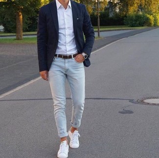 Quale blazer indossare con jeans azzurri quando fa caldo in modo smart-casual: Indossa un blazer con jeans azzurri per un look semplice, da indossare ogni giorno. Sneakers basse in pelle bianche creeranno un piacevole contrasto con il resto del look.