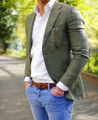 Come indossare e abbinare jeans aderenti per un uomo di 30 anni in estate 2024 in modo smart-casual: Opta per un blazer verde oliva e jeans aderenti per un outfit comodo ma studiato con cura. Un look splendido per essere più cool e perfettamente alla moda anche in estate.