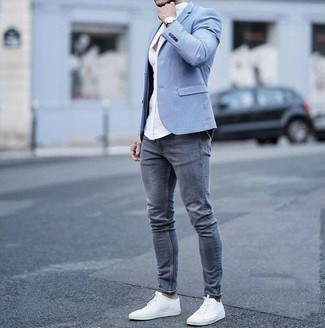 Quale blazer indossare con jeans aderenti grigio scuro: Vestiti con un blazer e jeans aderenti grigio scuro per un look trendy e alla mano. Ispirati all'eleganza di Luca Argentero e completa il tuo look con un paio di sneakers basse di tela bianche.