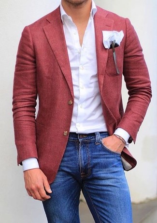 Come indossare e abbinare jeans aderenti blu in modo smart-casual: Combina un blazer rosso con jeans aderenti blu per un look semplice, da indossare ogni giorno.
