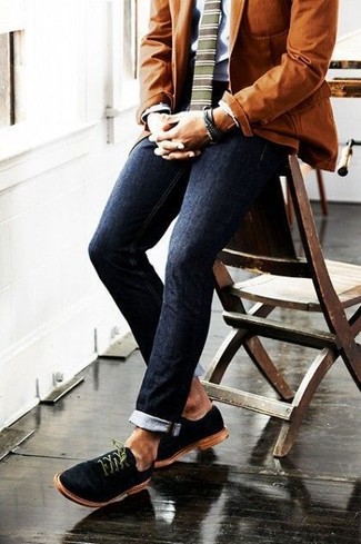 Come indossare e abbinare un blazer terracotta: Indossa un blazer terracotta con jeans aderenti blu scuro per vestirti casual. Scegli uno stile classico per le calzature e mettiti un paio di scarpe derby in pelle scamosciata nere.