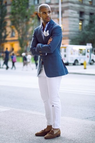 Quale mocassini con nappine indossare con un blazer blu scuro e bianco: Abbina un blazer blu scuro e bianco con jeans aderenti strappati bianchi per un'atmosfera casual-cool. Scegli uno stile classico per le calzature e opta per un paio di mocassini con nappine.
