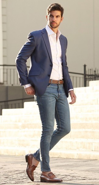 Quale blazer indossare con mocassini eleganti marroni per un uomo di 20 anni: Indossa un blazer e jeans aderenti blu per un outfit comodo ma studiato con cura. Rifinisci il completo con un paio di mocassini eleganti marroni.