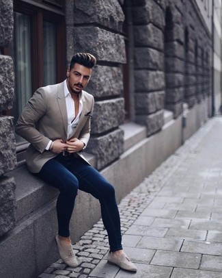 Come indossare e abbinare un blazer grigio con jeans blu in estate 2024: Prova a combinare un blazer grigio con jeans blu per un look raffinato per il tempo libero. Scegli uno stile classico per le calzature e scegli un paio di mocassini con nappine in pelle scamosciata grigi. Questo è l'outfit perfetto per questa estate.