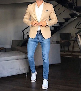 Quale jeans aderenti indossare con un blazer beige: Vestiti con un blazer beige e jeans aderenti per affrontare con facilità la tua giornata. Completa questo look con un paio di sneakers basse di tela bianche.