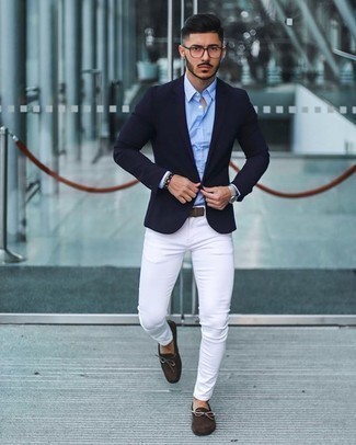 Quale jeans indossare con mocassini driving marroni: Per un outfit quotidiano pieno di carattere e personalità, potresti combinare un blazer blu scuro con jeans. Mocassini driving marroni renderanno il tuo look davvero alla moda.