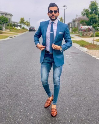 Come indossare e abbinare un blazer blu per un uomo di 30 anni: Coniuga un blazer blu con jeans aderenti blu per un look raffinato per il tempo libero. Opta per un paio di scarpe double monk in pelle terracotta per dare un tocco classico al completo.