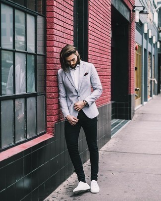 Look alla moda per uomo: Blazer grigio, Camicia elegante bianca, Jeans aderenti neri, Sneakers basse di tela bianche