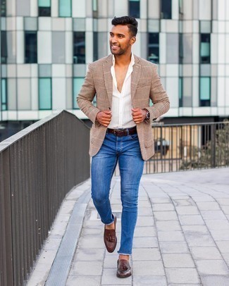 Quale jeans aderenti indossare con un blazer beige per un uomo di 30 anni: Metti un blazer beige e jeans aderenti per affrontare con facilità la tua giornata. Sfodera il gusto per le calzature di lusso e mettiti un paio di mocassini con nappine in pelle marrone scuro.