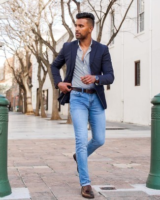 Come indossare e abbinare jeans aderenti azzurri per un uomo di 30 anni quando fa caldo: Abbina un blazer blu scuro con jeans aderenti azzurri per affrontare con facilità la tua giornata. Calza un paio di mocassini con nappine in pelle marrone scuro per un tocco virile.