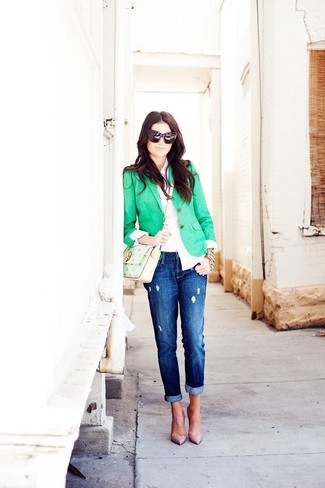 Come indossare e abbinare un blazer verde con jeans boyfriend strappati blu: Potresti indossare un blazer verde e jeans boyfriend strappati blu per un outfit inaspettato. Décolleté in pelle beige sono una splendida scelta per completare il look.