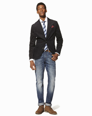 Quale blazer indossare con chukka beige quando fa caldo: Potresti combinare un blazer con jeans blu se preferisci uno stile ordinato e alla moda. Chukka beige sono una gradevolissima scelta per completare il look.