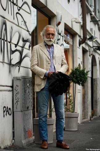 Moda uomo anni 60: Abbina un blazer di lino beige con jeans strappati blu per un look raffinato per il tempo libero. Indossa un paio di mocassini con nappine in pelle marroni per dare un tocco classico al completo.