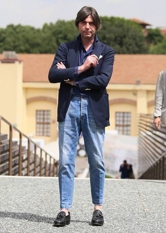 Come indossare e abbinare jeans per un uomo di 40 anni: Abbina un blazer blu scuro con jeans per un look elegante ma non troppo appariscente. Prova con un paio di mocassini con nappine in pelle neri per mettere in mostra il tuo gusto per le scarpe di alta moda.