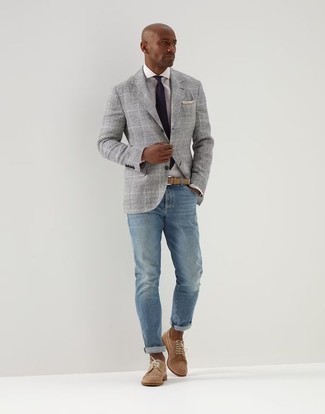 Quale scarpe derby indossare con jeans azzurri in estate 2024 in modo smart-casual: Prova a combinare un blazer scozzese grigio con jeans azzurri per vestirti casual. Per le calzature, scegli lo stile classico con un paio di scarpe derby. Questo è l'outfit eccellente per i mesi estivi.