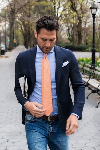 Come indossare e abbinare una camicia elegante azzurra con jeans blu per un uomo di 30 anni: Combina una camicia elegante azzurra con jeans blu per un look da sfoggiare sul lavoro.