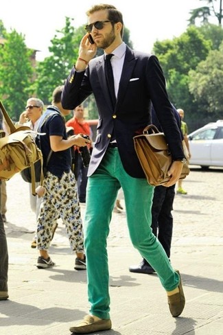 Quale mocassini eleganti indossare con jeans verdi in modo smart-casual: Vestiti con un blazer blu scuro e jeans verdi se preferisci uno stile ordinato e alla moda. Impreziosisci il tuo outfit con un paio di mocassini eleganti.