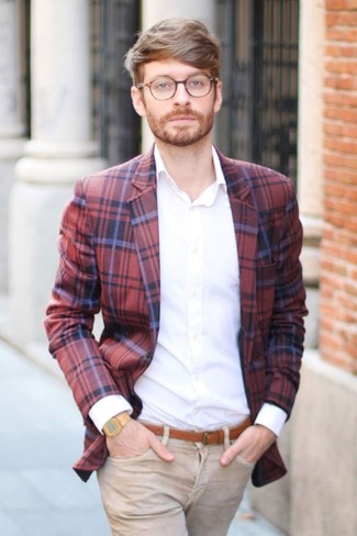 Come indossare e abbinare un blazer scozzese rosso e blu scuro per un uomo di 30 anni quando fa caldo: Prova a combinare un blazer scozzese rosso e blu scuro con jeans marrone chiaro per un look semplice, da indossare ogni giorno.