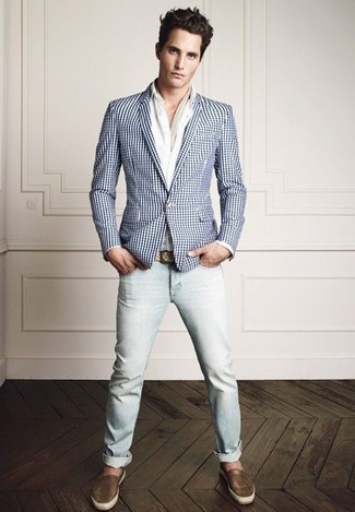 Quale jeans indossare con un blazer bianco e blu scuro quando fa caldo: Indossa un blazer bianco e blu scuro con jeans per un look trendy e alla mano. Scegli un paio di espadrillas in pelle marroni per avere un aspetto più rilassato.