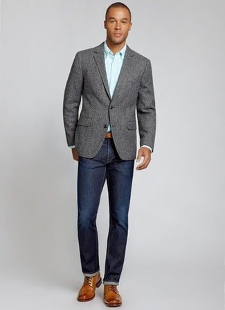 Come indossare e abbinare jeans blu con un blazer grigio scuro in modo smart-casual: Coniuga un blazer grigio scuro con jeans blu se cerchi uno stile ordinato e alla moda. Calza un paio di stivaletti brogue in pelle marroni per dare un tocco classico al completo.