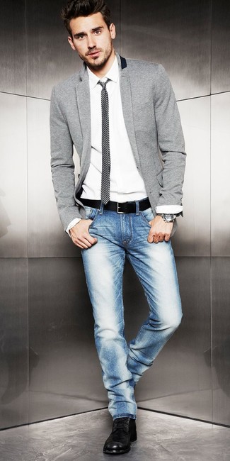 Quale blazer indossare con stivali casual neri: Un blazer e jeans blu sono un outfit perfetto da sfoggiare nel tuo guardaroba. Stivali casual neri sono una validissima scelta per completare il look.