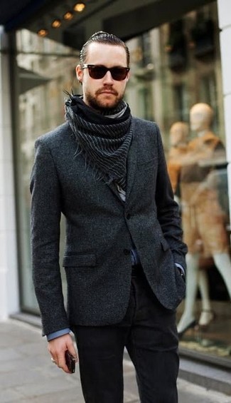 Come indossare e abbinare una sciarpa grigia per un uomo di 30 anni in modo smart-casual: Potresti indossare un blazer di lana grigio scuro e una sciarpa grigia per un look perfetto per il weekend.