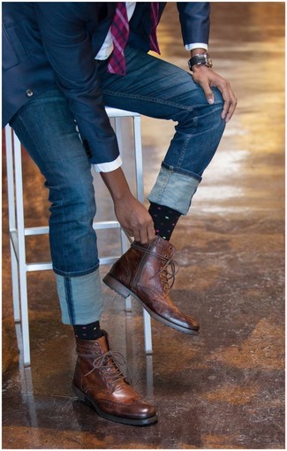 Quale jeans indossare con stivaletti brogue marrone scuro in primavera 2025 in modo smart-casual: Abbina un blazer blu scuro con jeans per un look elegante ma non troppo appariscente. Sfodera il gusto per le calzature di lusso e scegli un paio di stivaletti brogue marrone scuro come calzature. Un outfit magnifico per essere elegante e trendy anche durante la stagione primaverile.