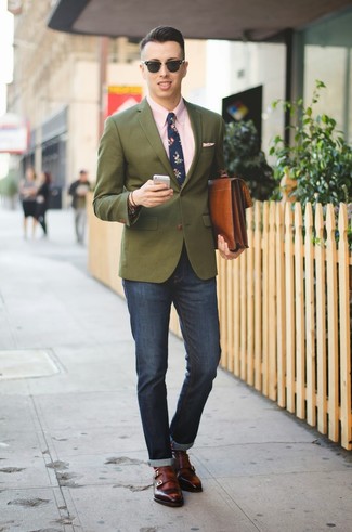 Come indossare e abbinare una cravatta a fiori: Abbina un blazer verde scuro con una cravatta a fiori per un look elegante e di classe. Scarpe double monk in pelle marroni sono una gradevolissima scelta per completare il look.