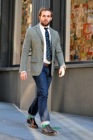 Look alla moda per uomo: Blazer di lana grigio, Camicia elegante bianca, Jeans blu scuro, Scarpe brogue in pelle marroni