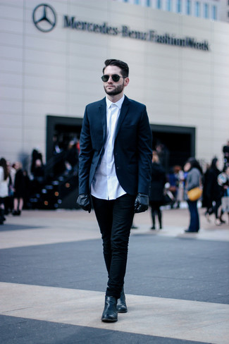 Come indossare e abbinare stivali in pelle in estate 2024 in modo smart-casual: Abbina un blazer blu scuro con jeans neri per un look davvero alla moda. Stivali in pelle sono una eccellente scelta per completare il look. È buona idea per un look estivo!