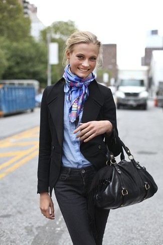 Come indossare e abbinare una sciarpa stampata blu scuro: Mostra il tuo stile in un blazer nero con una sciarpa stampata blu scuro per un pigro brunch domenicale.