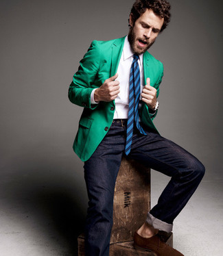 Quale jeans indossare con un blazer verde: Mostra il tuo stile in un blazer verde con jeans se cerchi uno stile ordinato e alla moda. Sfodera il gusto per le calzature di lusso e indossa un paio di scarpe oxford in pelle scamosciata marroni.