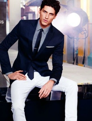 Look alla moda per uomo: Blazer blu scuro, Camicia elegante azzurra, Jeans bianchi, Cravatta di seta blu scuro