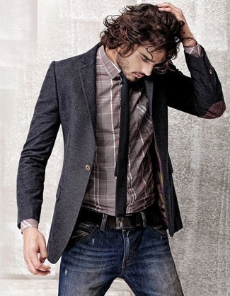Come indossare e abbinare un blazer grigio scuro: Metti un blazer grigio scuro e jeans blu scuro per creare un look smart casual.