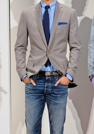 Come indossare e abbinare un blazer grigio con jeans blu: Prova a combinare un blazer grigio con jeans blu per essere elegante ma non troppo formale.