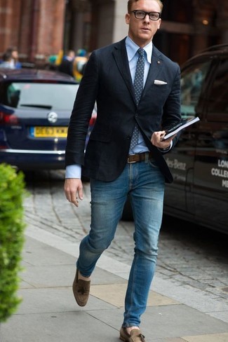 Quale mocassini con nappine indossare con jeans blu per un uomo di 30 anni: Punta su un blazer nero e jeans blu per essere elegante ma non troppo formale. Sfodera il gusto per le calzature di lusso e scegli un paio di mocassini con nappine.