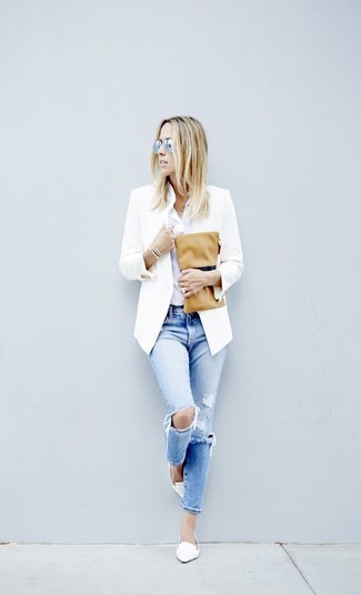 Come indossare e abbinare jeans strappati per una donna di 30 anni: Potresti abbinare un blazer bianco con jeans strappati per un look semplice, da indossare ogni giorno. Impreziosisci il tuo outfit con un paio di mocassini eleganti in pelle bianchi.