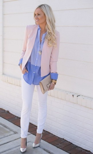 Come indossare e abbinare jeans bianchi: Potresti indossare un blazer rosa e jeans bianchi per vestirti casual. Décolleté in pelle argento sono una eccellente scelta per completare il look.