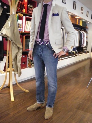 Come indossare e abbinare un blazer marrone chiaro con jeans blu: Abbina un blazer marrone chiaro con jeans blu per un look da sfoggiare sul lavoro. Scegli uno stile classico per le calzature e indossa un paio di mocassini eleganti in pelle scamosciata marrone chiaro.