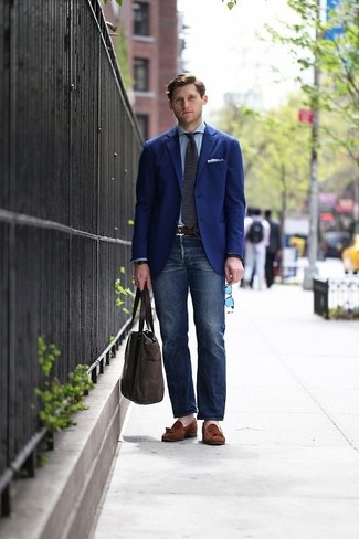 Look alla moda per uomo: Blazer blu scuro, Camicia elegante azzurra, Jeans blu scuro, Mocassini con nappine in pelle scamosciata marroni